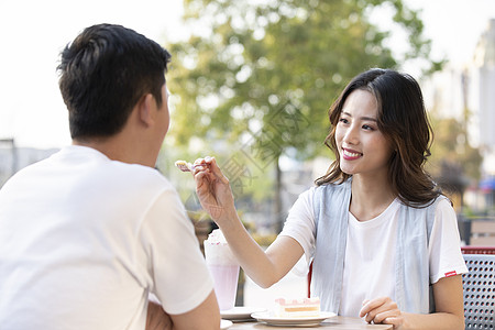 年轻情侣约会图片