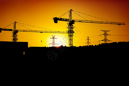 电力塔夕阳下的建筑工地背景