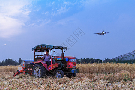 农田麦子丰收联合收割机机械化作业背景图片
