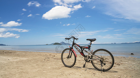 海滩大海自行车高清图片