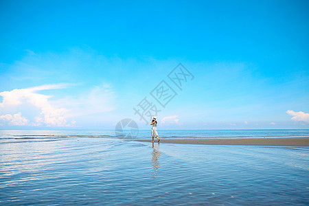 海边美女奔跑背影高清图片