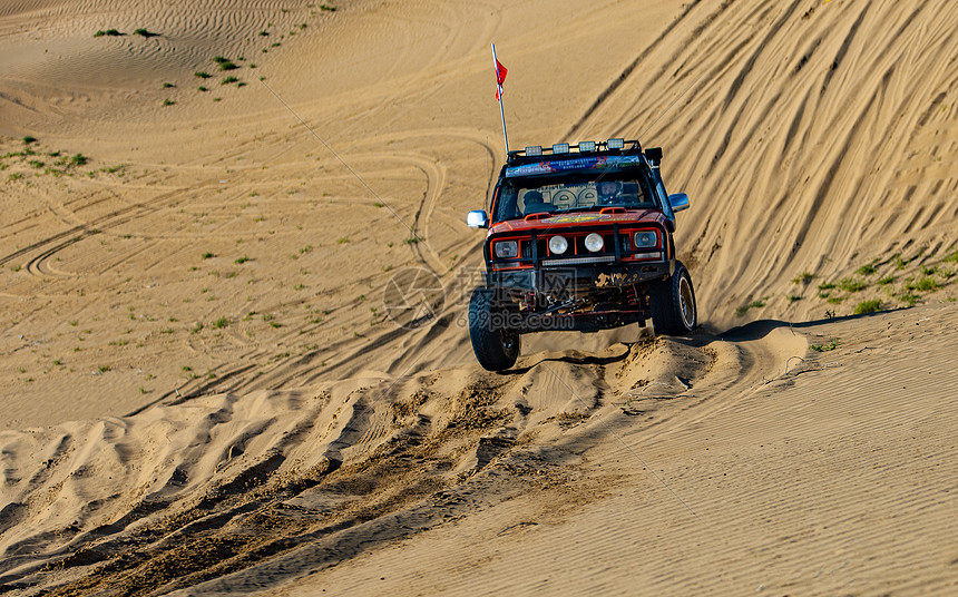 内蒙古库布其沙漠汽车拉力赛图片