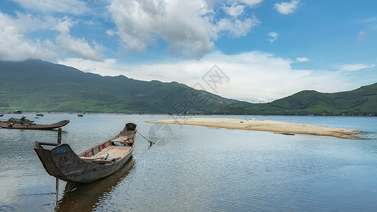 越南岘港海滨渔船图片