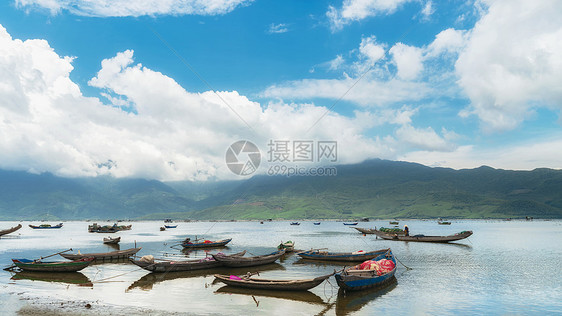 越南岘港海滨渔船图片