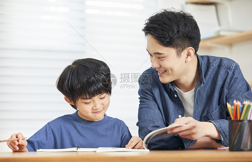 父亲辅导孩子写作业