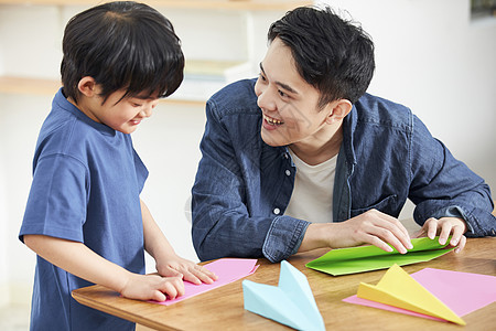 居家父子折纸飞机背景图片