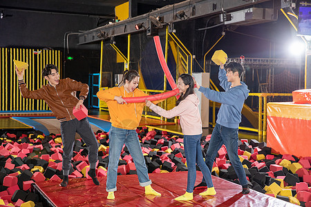 青年男女蹦床聚会玩耍对抗背景图片