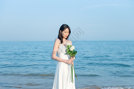 女性玫瑰海边唯美玫瑰花束人像背景