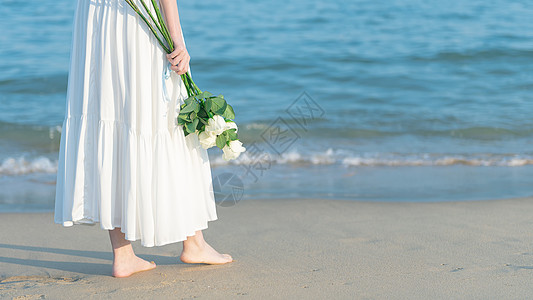 海边散步的美女图片