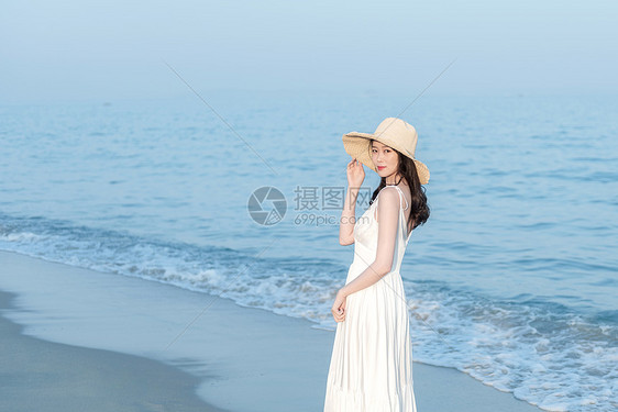 海边唯美草帽美女人像图片