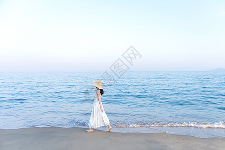 海边唯美美女休闲散步图片