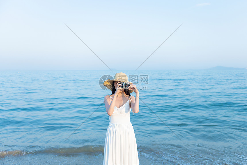 拍照摄影的海边女生图片