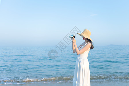 海边长裙海边拍照的美女背景