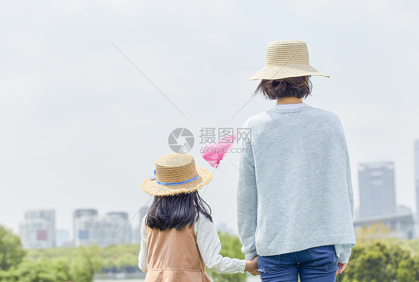 母女户外郊游背影图片