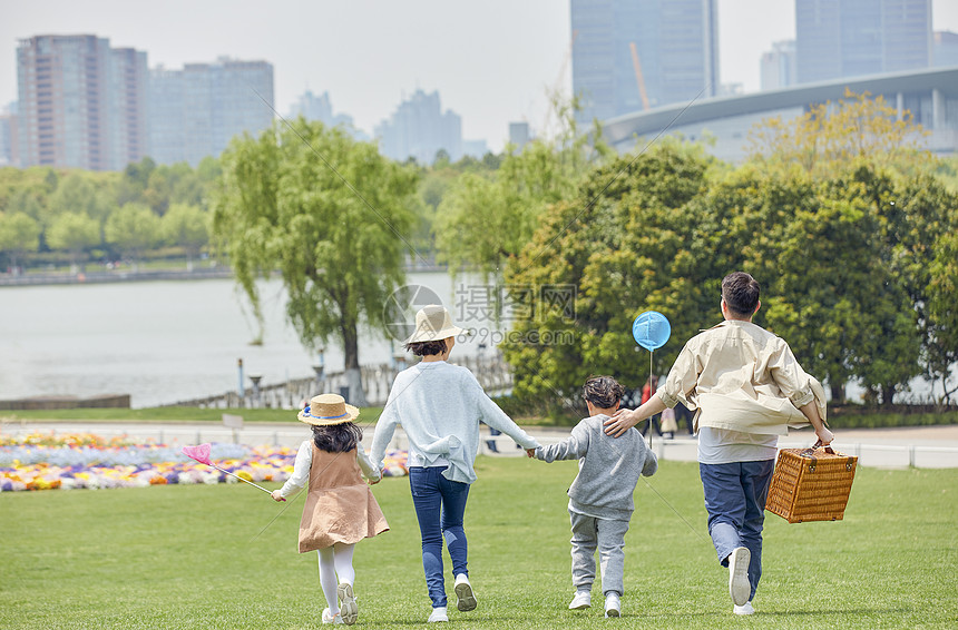 一家人户外郊游背景图片