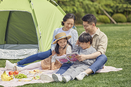 一家人户外野营看书背景图片