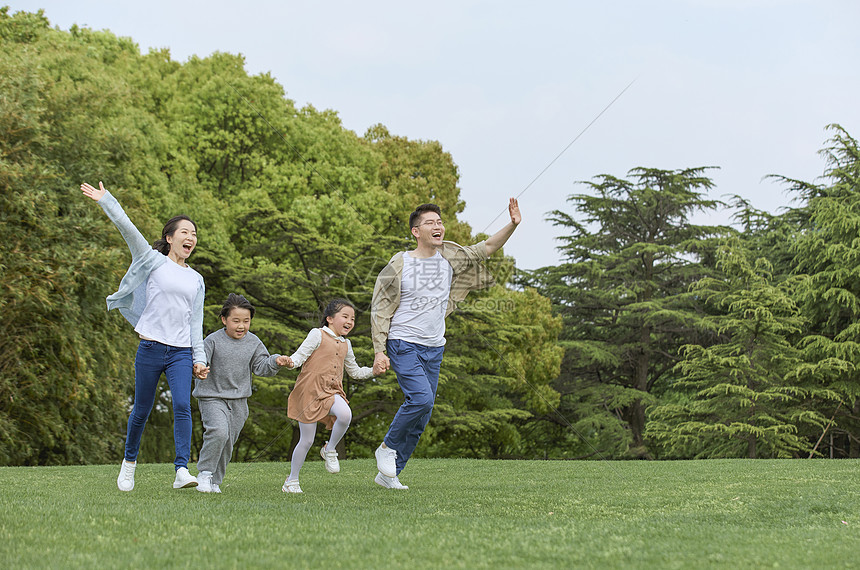 一家人户外牵手奔跑图片