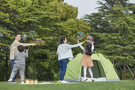 一家人野营玩吹泡泡图片