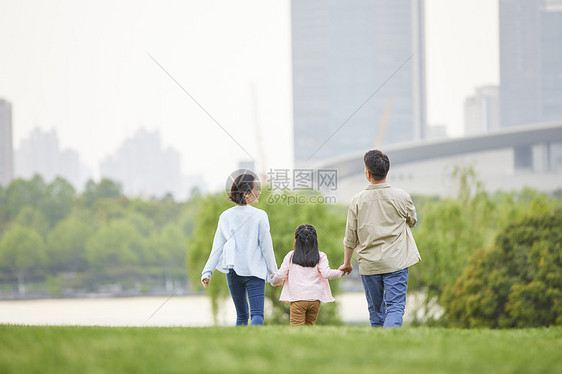 一家人户外郊游背景图片