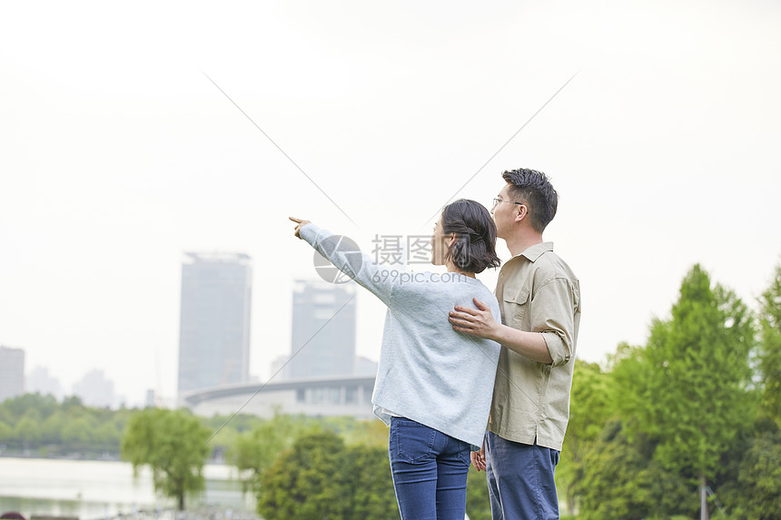 年轻夫妻户外郊游图片