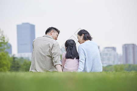 一家人户外郊游背景图片