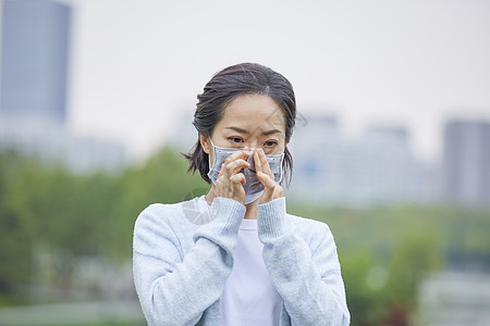 年轻女士户外戴口罩图片