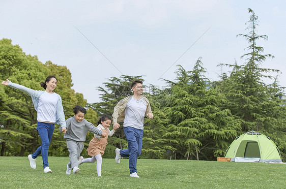 一家人户外牵手奔跑图片