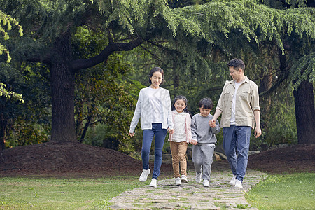 一家人踏青一家四口公园散步背景