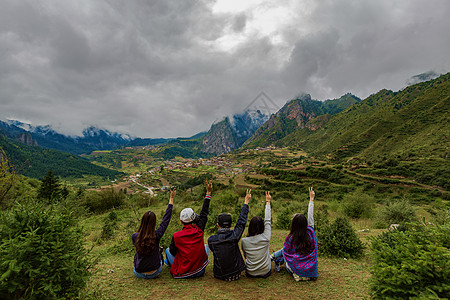 甘南扎尕那打卡旅游团背影旅游照背景