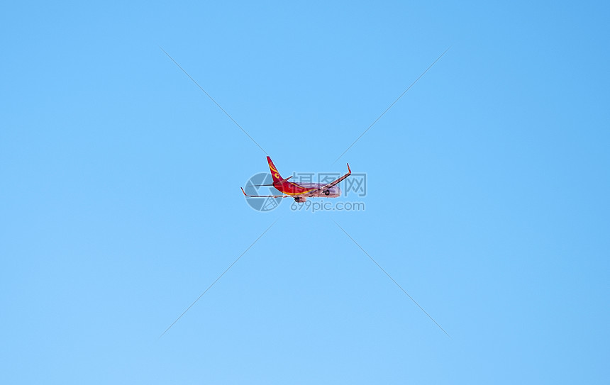 天上飞行的飞机航班图片