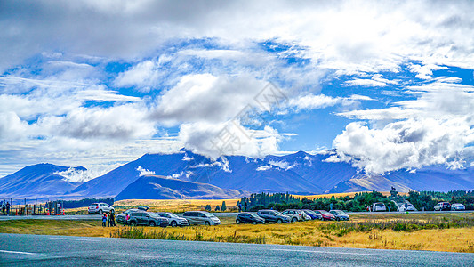新西兰风景高山下的露天停车场背景