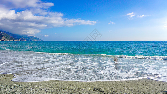 蓝天白云白色沙滩海浪背景