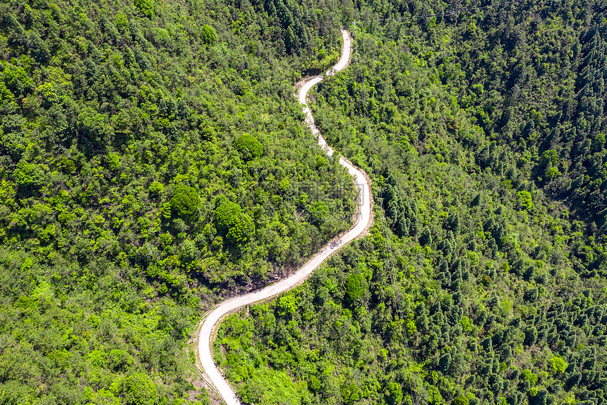 航拍山里的环山公路图片