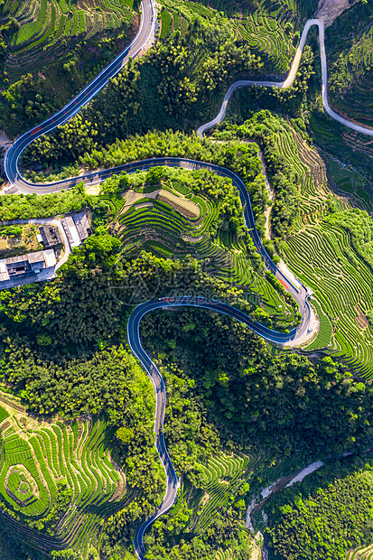 俯拍山里的环山公路图片