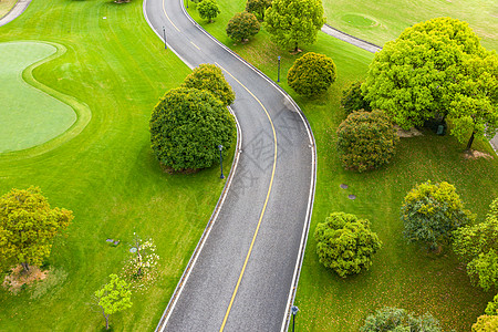 高尔夫果岭高尔夫球场里的道路背景