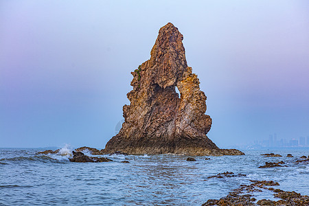 网红打卡地青岛石老人海蚀石柱背景