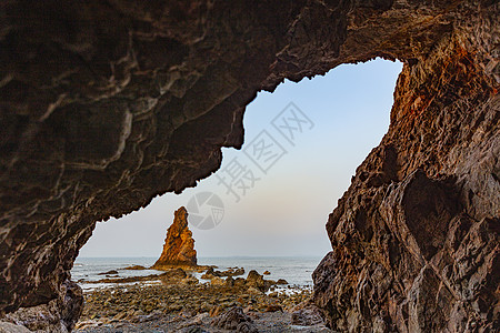 网红打卡地青岛石老人海蚀石柱背景