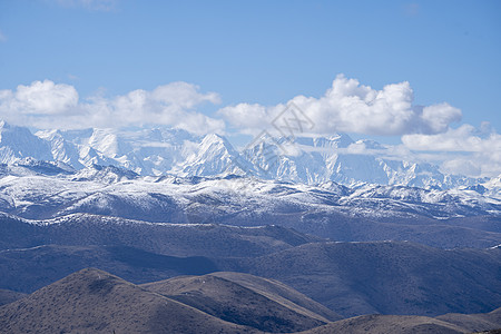 雅拉雪山背景图片