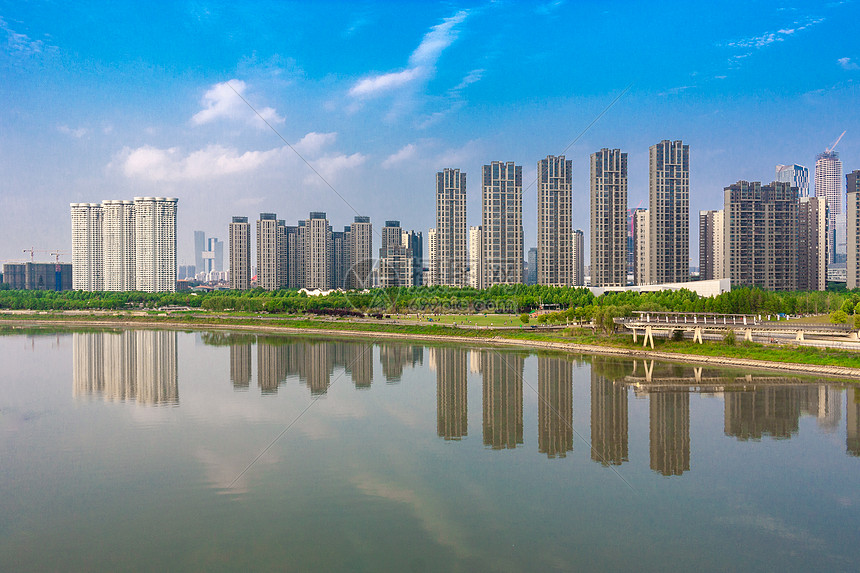 城市高楼林立的滨江风光带图片