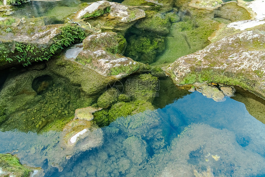 贵州河谷冰臼溪水青苔图片