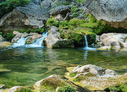 清澈溪水贵州河谷冰臼溪水青苔喀斯特地貌背景