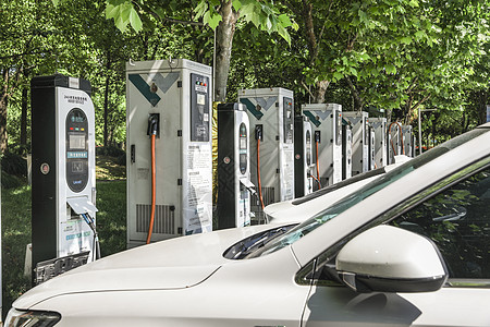 户外停车场新能源汽车充电站充电的电动汽车背景