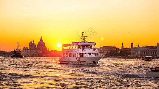 游轮出海夕阳下的轮船背景