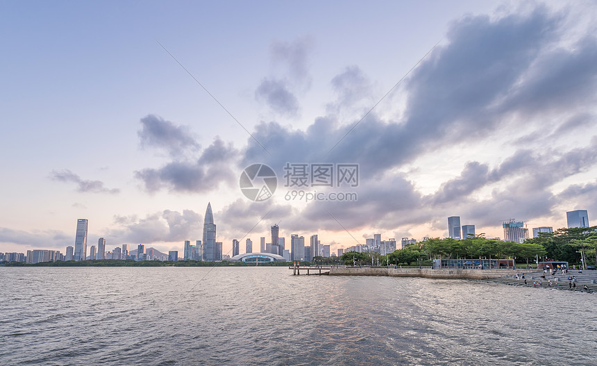 夕阳下深圳湾建筑群图片