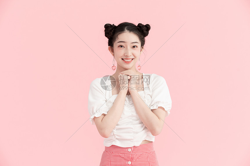 做许愿动作的甜美女孩