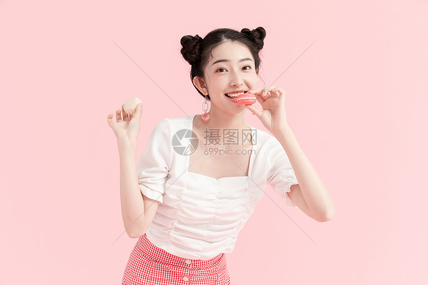 咬马卡龙的元气少女图片