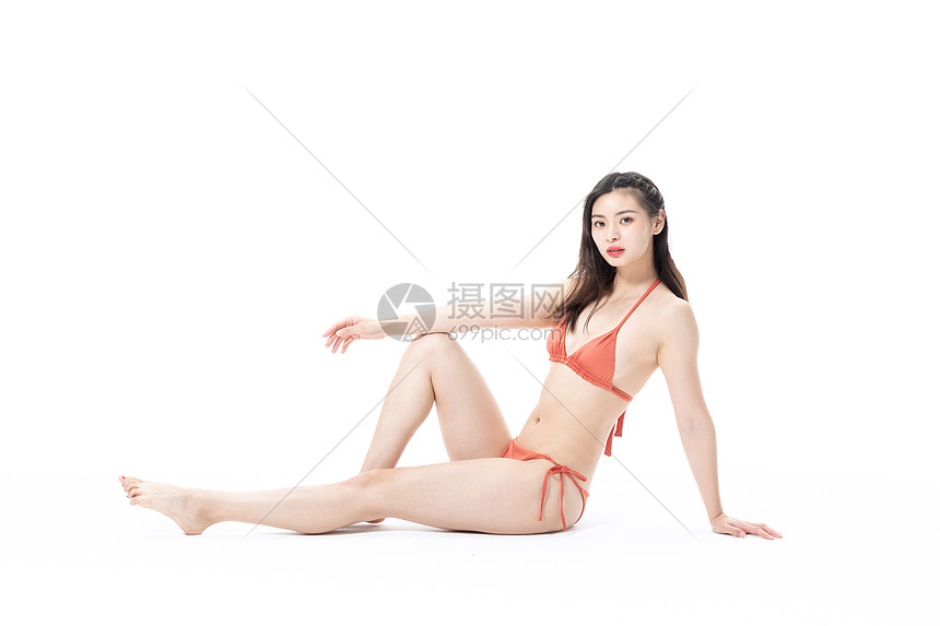 夏日青年泳装女性图片