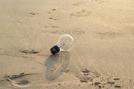 沙滩阳光下的灯泡图片