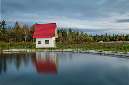 小溪边的水塘红顶房子田园风景背景