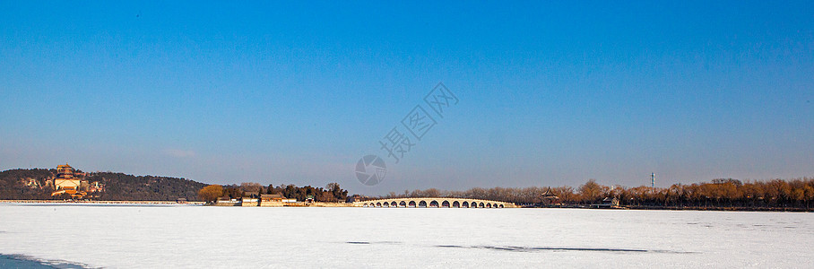 被冰雪覆盖的颐和园全景图片